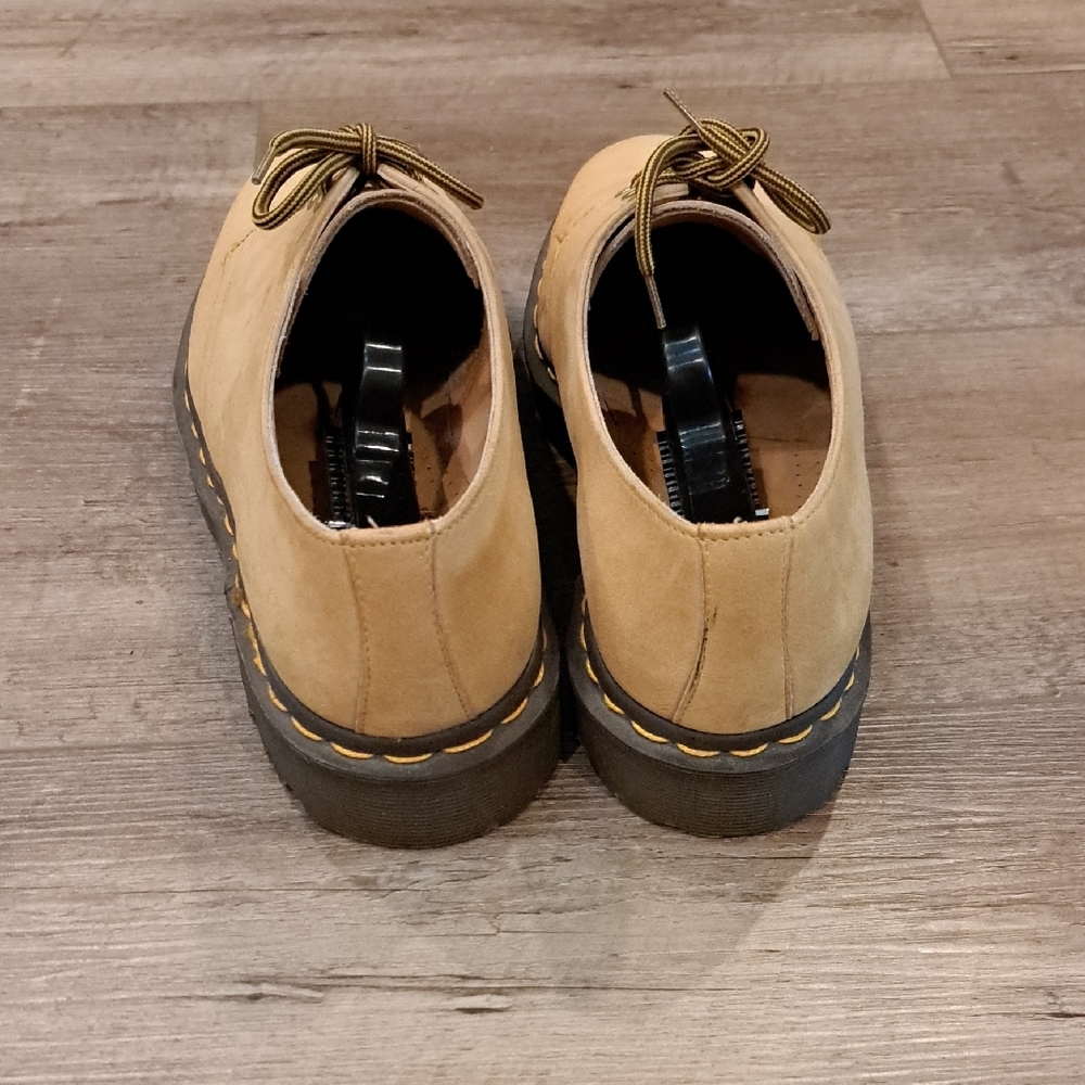 Dr. Martens Classic Tan and Black Oxfords with Sleek Lace-Up Design - Picture 3 of 13